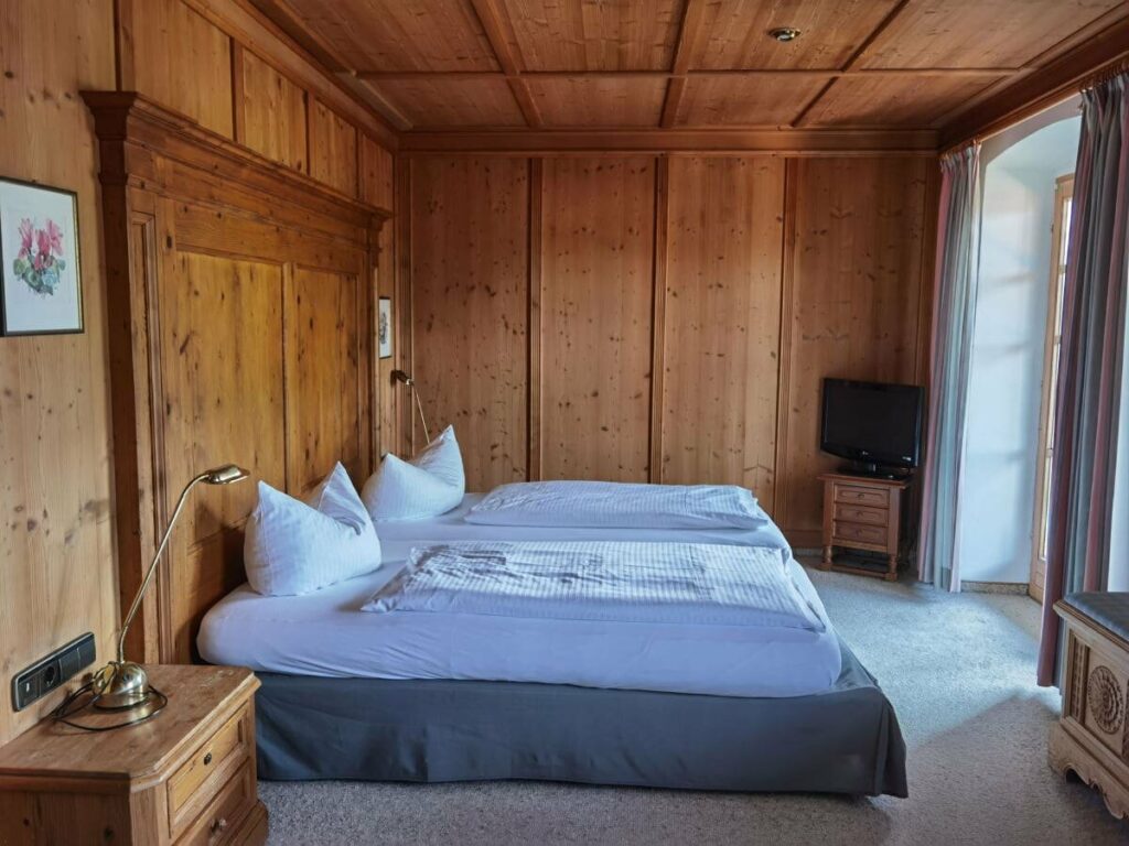 Nimm das Zimmer deiner Wahl im Hotel Post Wallgau - von urig rustikal bis modern mit viel Holz