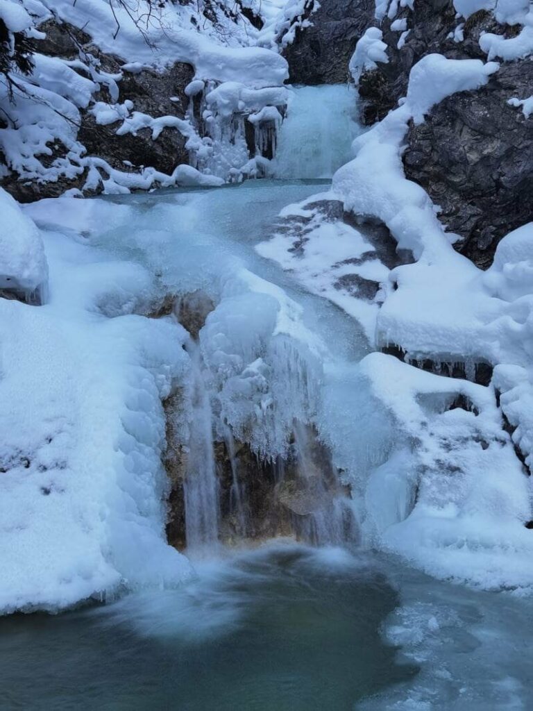 Unweit von der Hütte im Winter - der riesige gefrorene Wasserfall im Gaistal