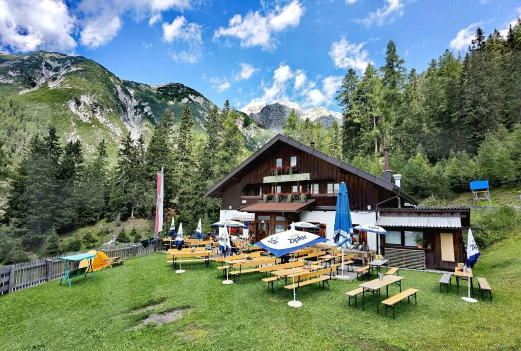 Hüttenübernachtung mit Kindern -  Auf dem Lehnberghaus übernachten geht sehr gut zusammen mit befreundeten Familien, dann hast du die ganze Hütte dich!