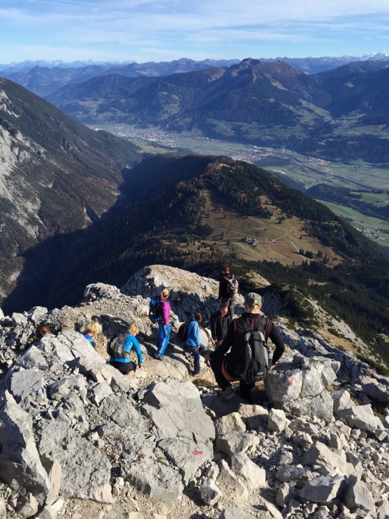 Der Blick nach unten auf die Walderalm, das Inntal und die Tuxer Alpen