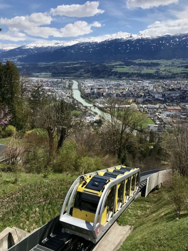 Die Hungerburgbahn ist die beste Verbindung aus der Innsbrucker Altstadt - und eine Sehenswürdigkeit