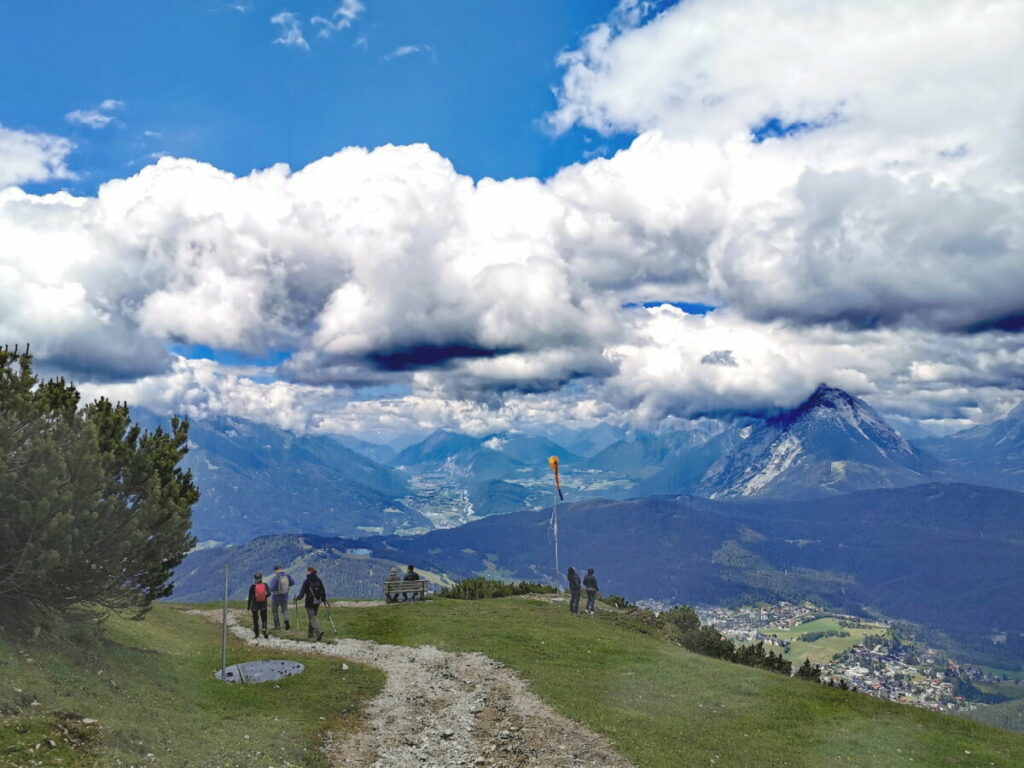 Härmelekopf Aussicht: Links das Inntal, in der Mitte die Hohe Munde, rechts Seefeld