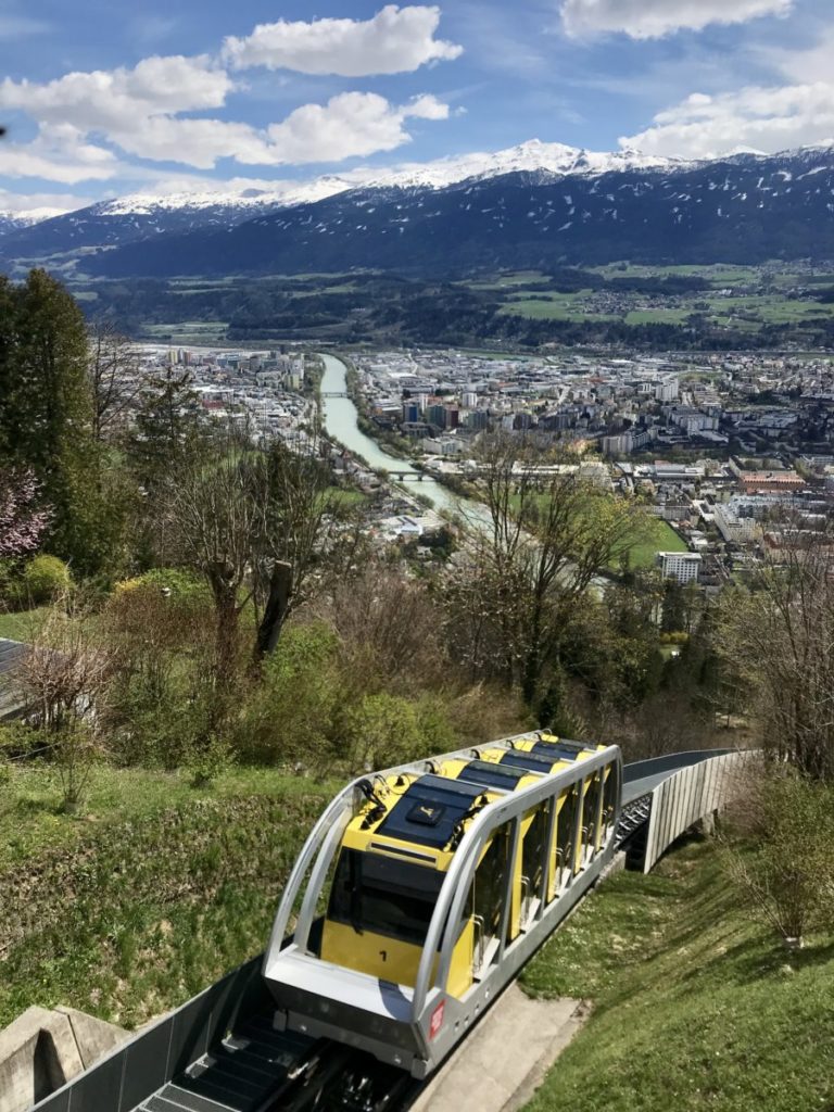 Hütten Innsbruck Transfer - mit der Hungerburgbahn aus der Stadt auf die Nordkette