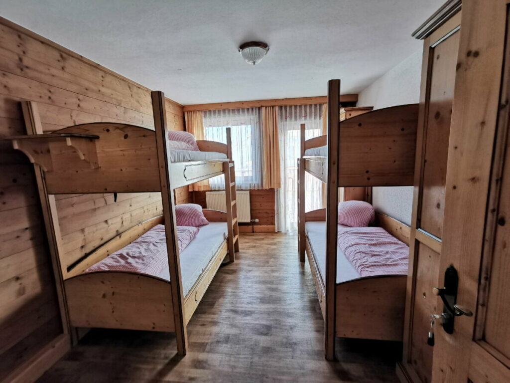 Hüttenübernachtung mit Kindern - so schön sind die Zimmer im Berggasthof Rofan