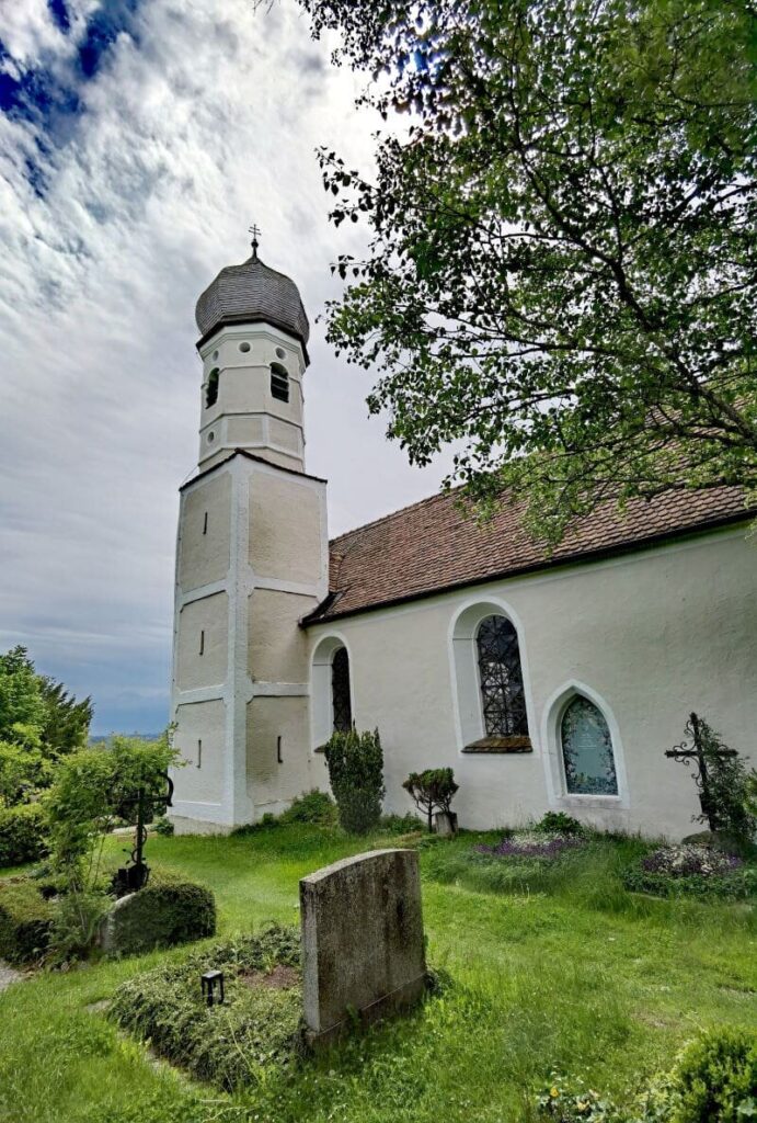 Die markante St. Nikolaus Kapelle auf der Ilkahöhe