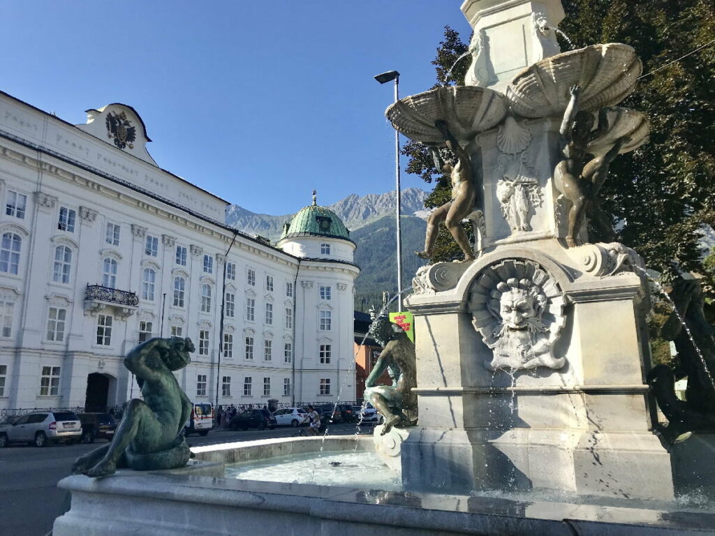 Der feudale Brunnen vor der Hofburg - der Eingang in die Altstadt Innsbruck