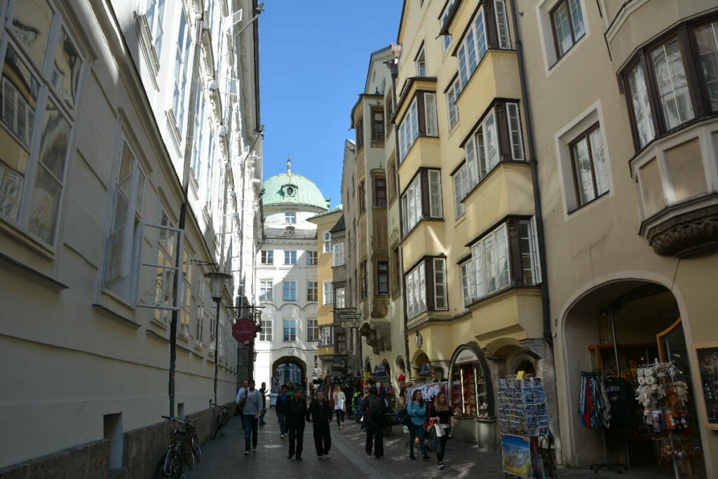 Durch die Hofgasse hinein in die Innsbruck Altstadt