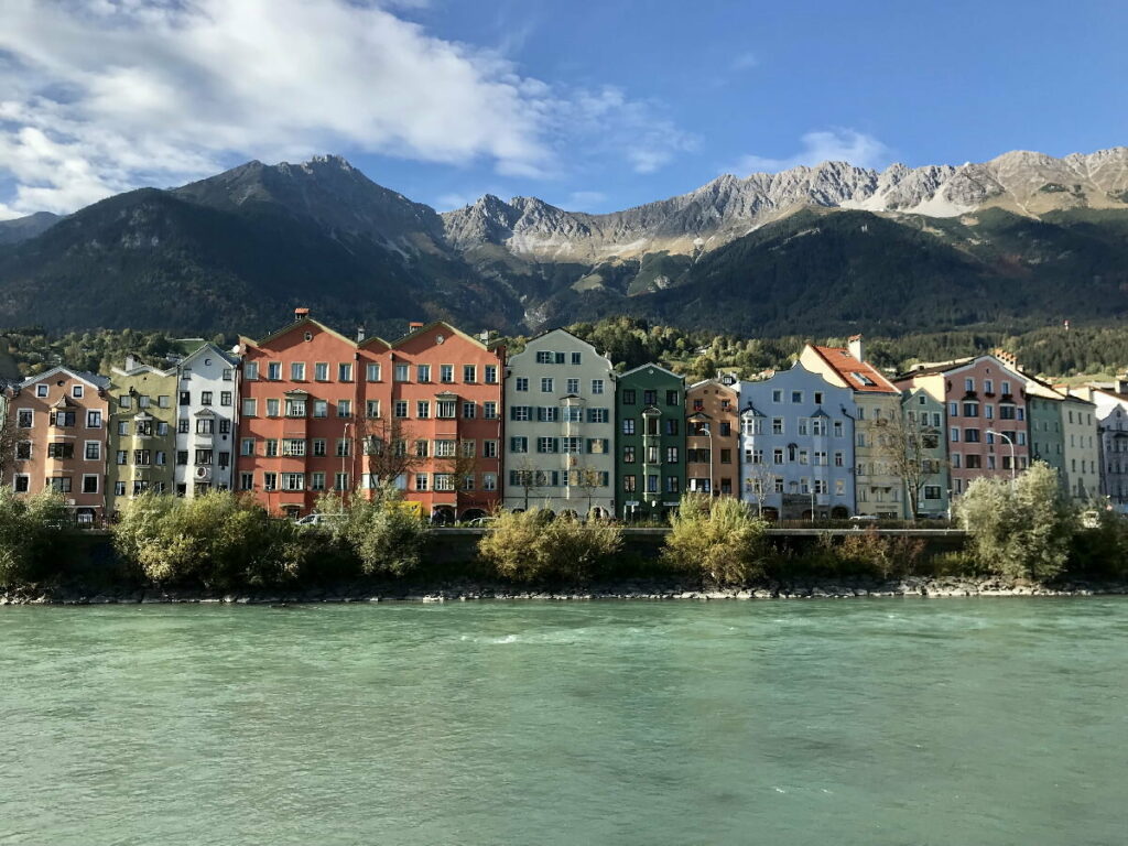 Innsbruck Altstadt - die bunten Häuser der Mariahilfstraße und Innstraße, überragt vom Karwendel