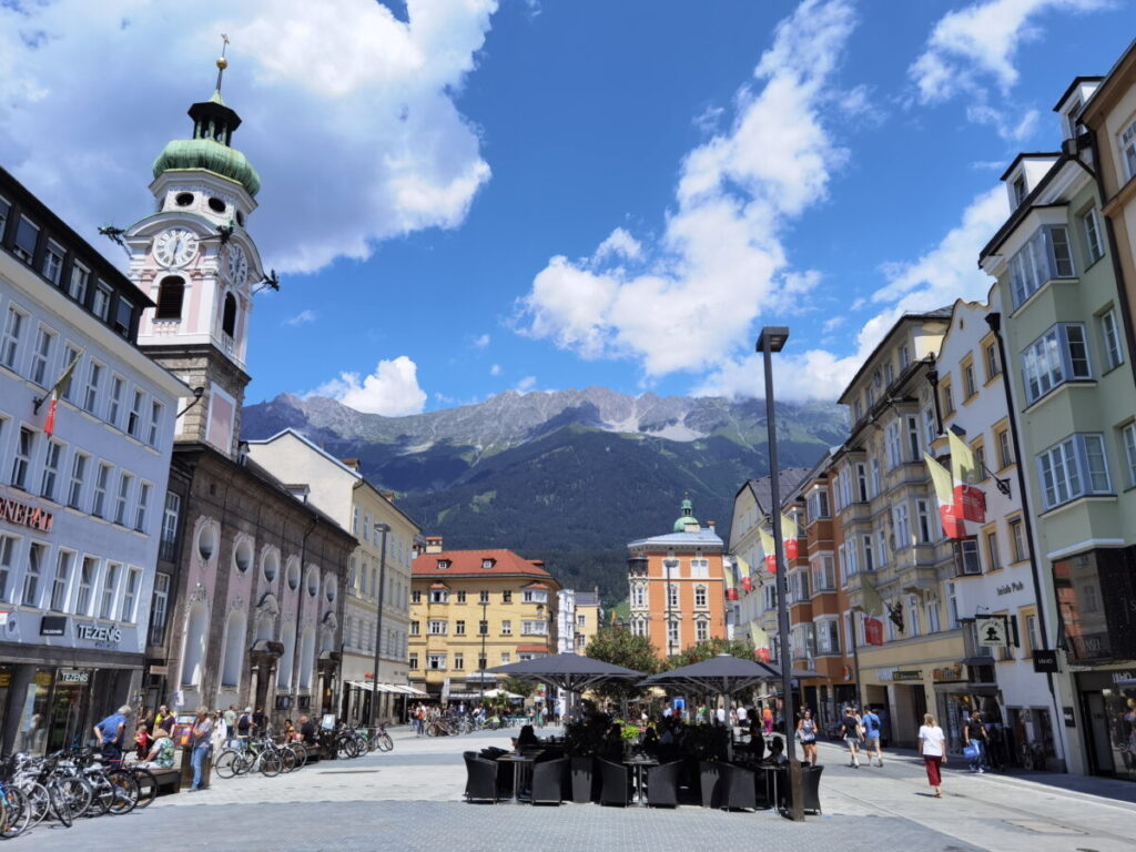 Die Maria Theresien Straße mit Blick auf das Karwendel