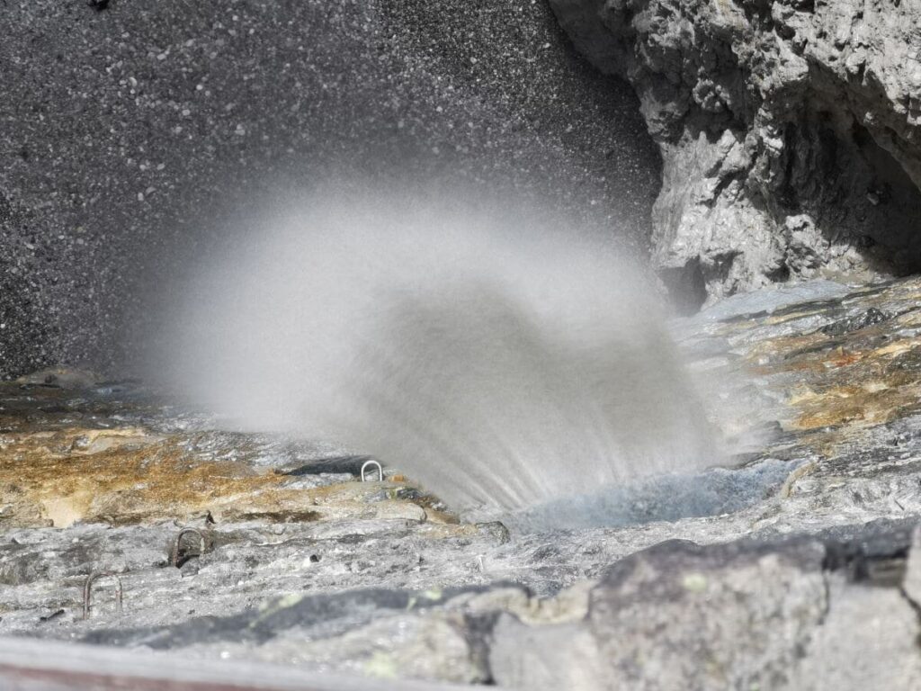 Außergewöhnliche Perspektive auf den Wasserfall in der Ehnbachklamm, Innsbruck