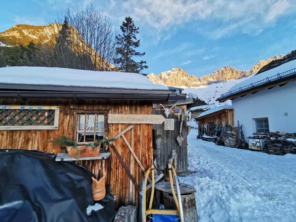 Rund um Innsbruck rodeln - romantisch auf der Wettersteinhütte