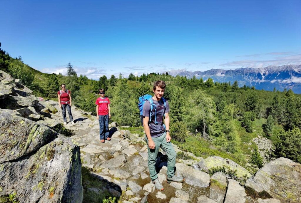 Aussichtsreich in Innsbruck wandern - auf dem Zirbenweg zwischen Patscherkofel und Glungezer