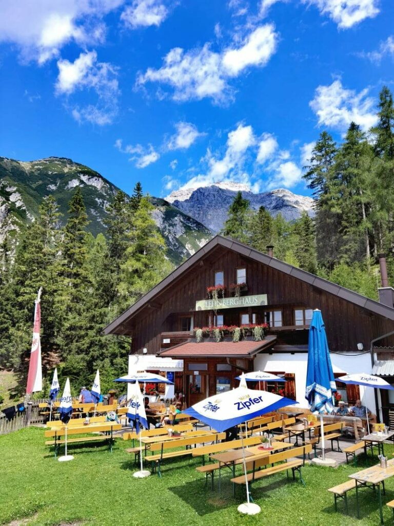 Geheimtipp zum Innsbruck wandern - das Lehnberghaus, gut als Tagesziel und auch zum Übernachten