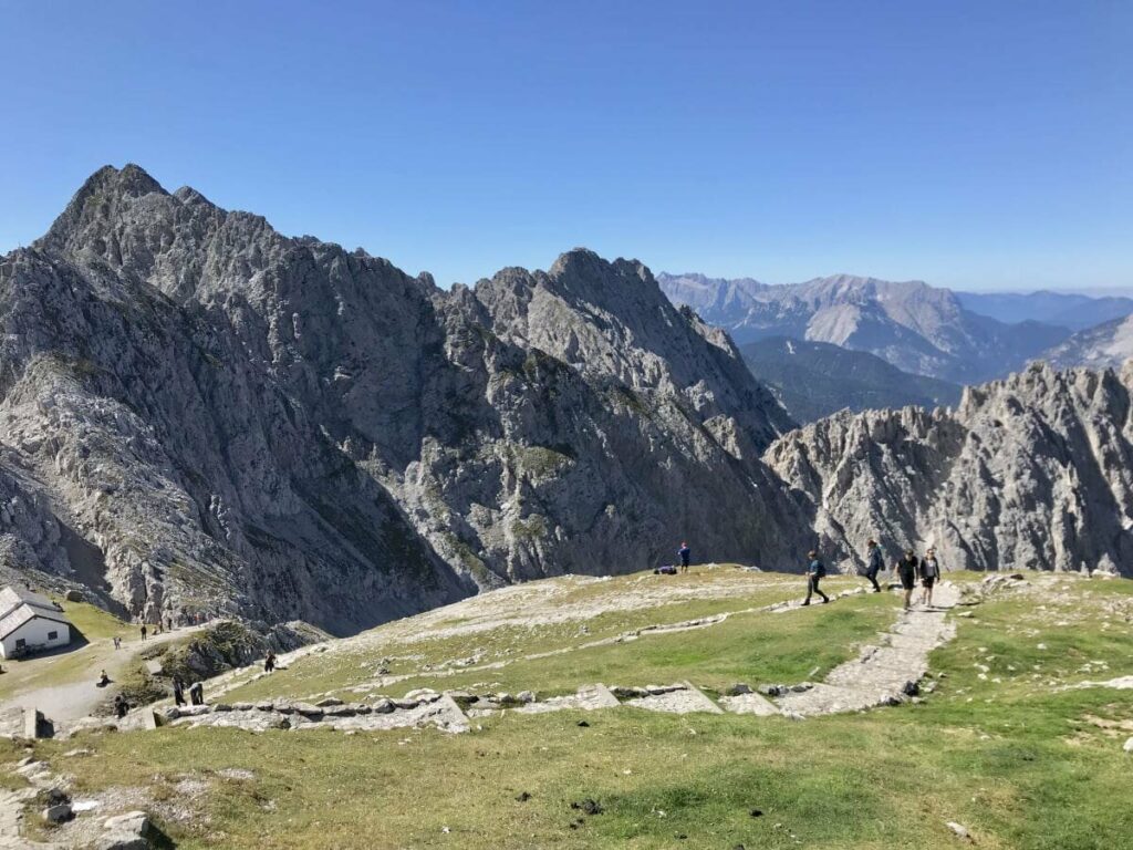 In Innsbruck wandern und das traumhafte Terrain im Karwendel erleben - Wanderurlaub mitten in den Bergen