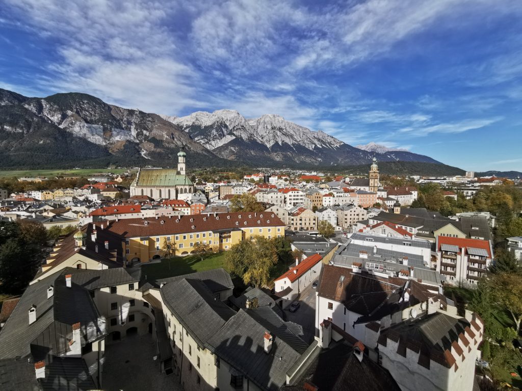 Herzlich willkommen im Inntal - das ist Hall in Tirol mit dem Karwendel