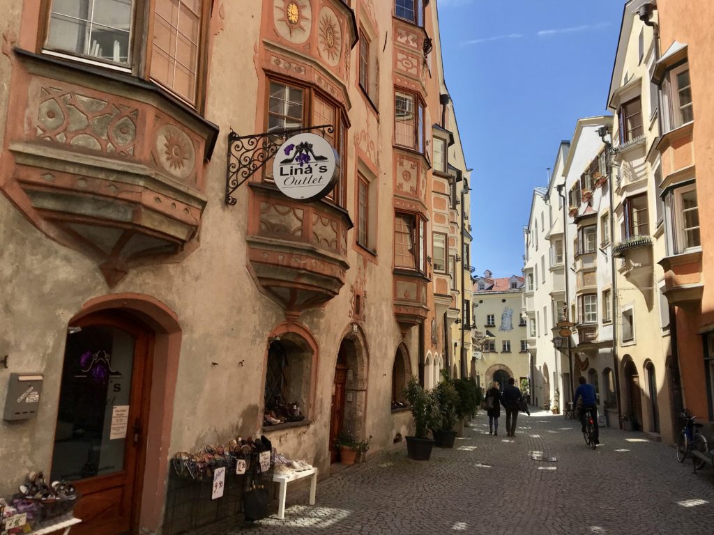 Vom Inn hinein in die schöne Altstadt Hall in Tirol, die größte Altstadt in Westösterreich!