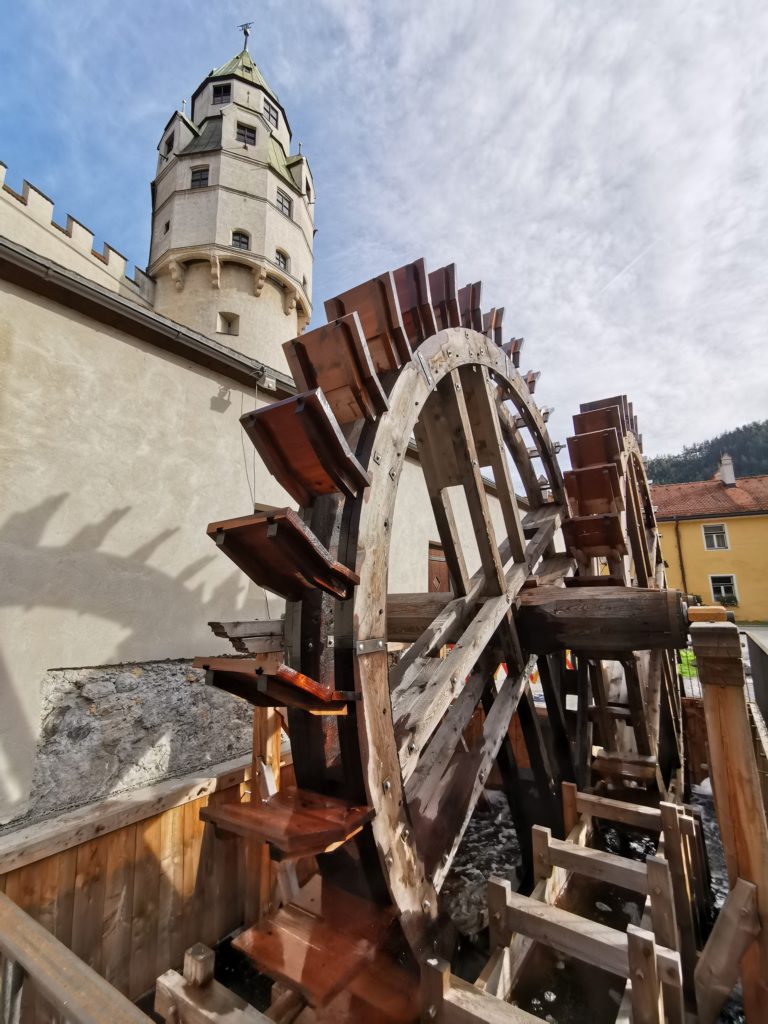 Inntal Sehenswürdigkeiten - das große Wasserrad bei der Burg Hasegg
