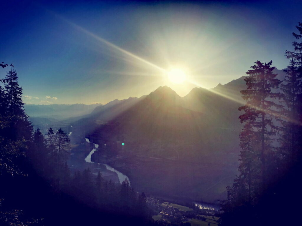 Der Blick auf den Inntalradweg bei Sonnenuntergang