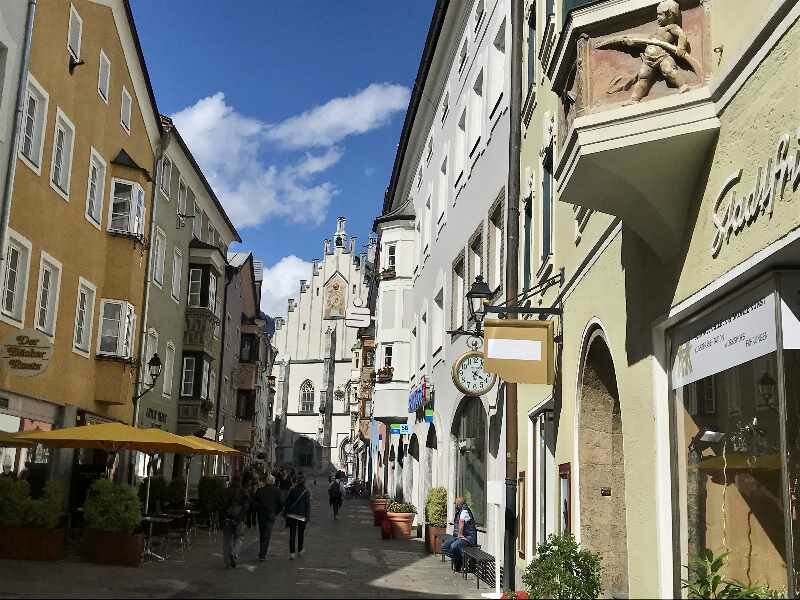 Der Inntalradweg führt an der historischen Stadt Schwaz in Tirol vorbei