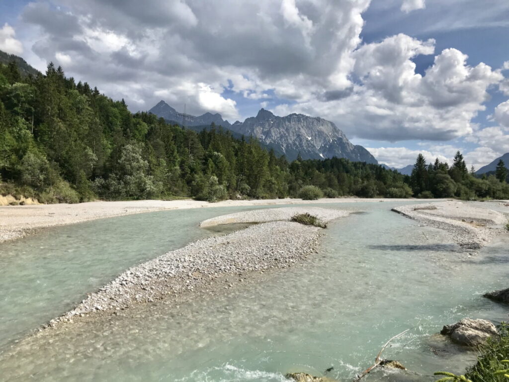  Diesen Blick auf die türkisgrüne Isar mit dem Karwendel hast du auf dem Isar-Natur-Erlebnisweg 