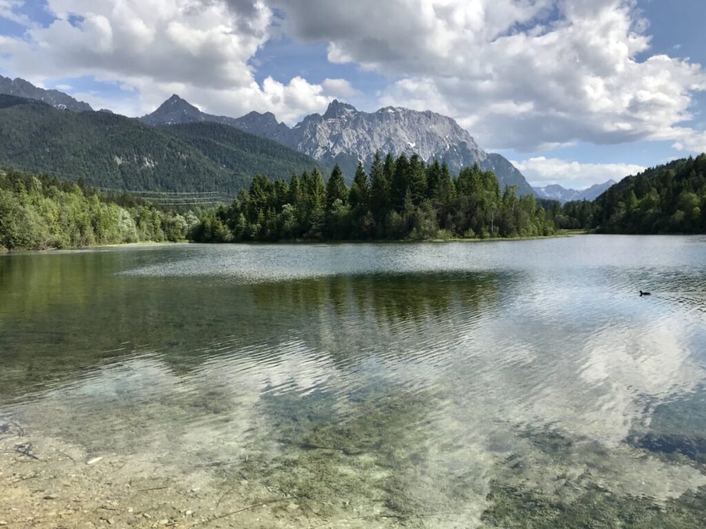 Der Isarstausee liegt direkt am Isar Natur Erlebnisweg