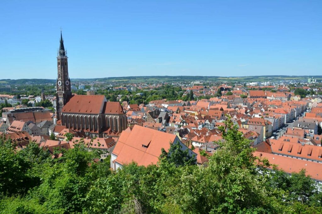 Isarradweg Landshut - plane ein bißchen Zeit ein, um diesen Blick über die Stadt zu erleben. Auch die Altstadt lohnt sich!