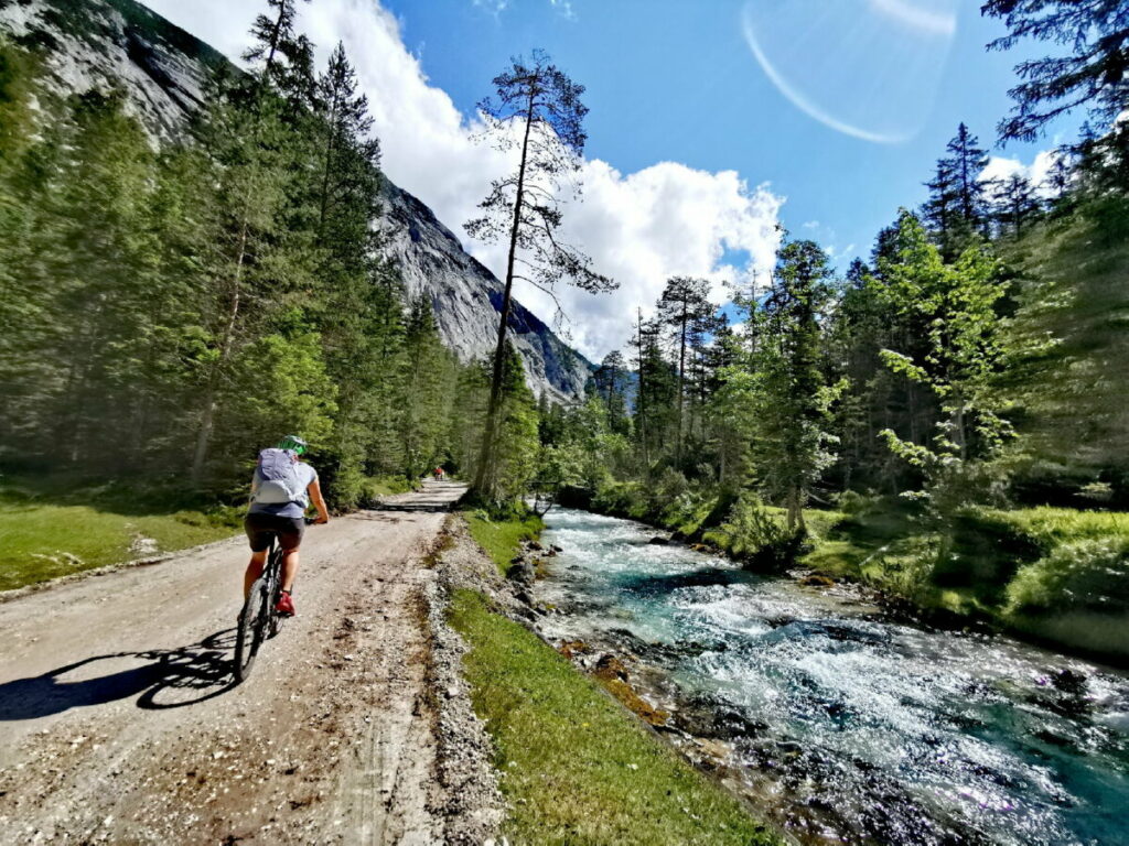 Buch den Isarradweg mit Gepäcktransport! So kannst du voll die Landschaft genießen und musst dich nicht mit dem Gepäck plagen.