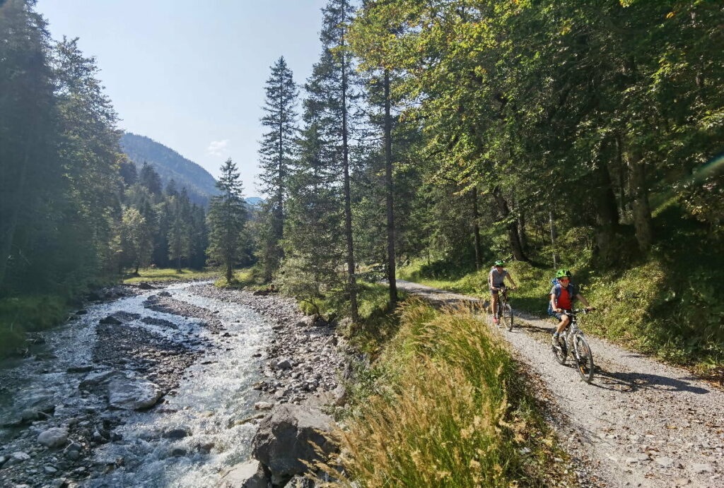 Du kannst bei guter Planung den Isarradweg mit Kindern fahren