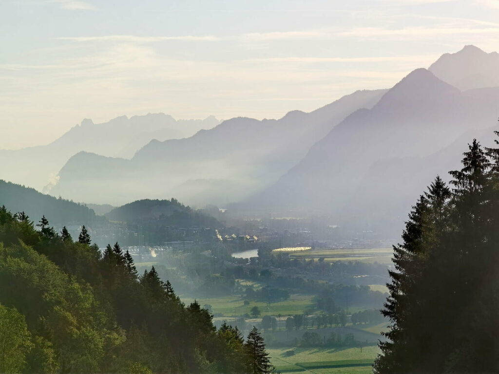 Der Blick auf Jenbach in der Früh - mit dem Morgennebel im Inntal und den Silhouetten der Berge