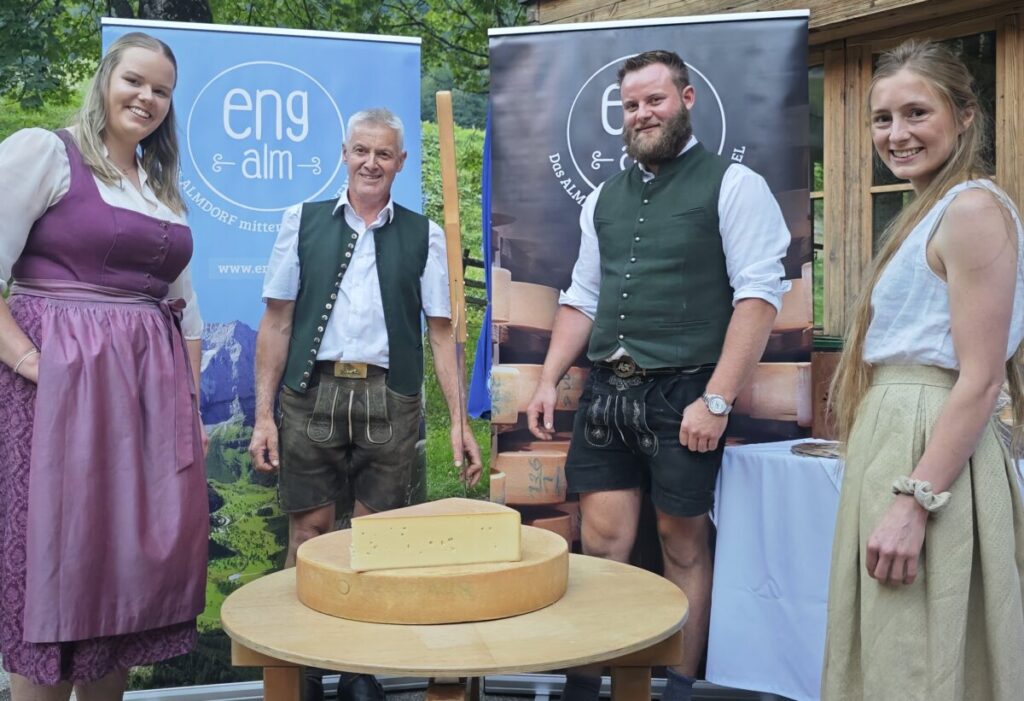 Engalm Obmann Hansjörg Reiter, Stellvertreter Martin Höger und die beiden Käserinnen Carina Nutz und Magdalena Lorenze