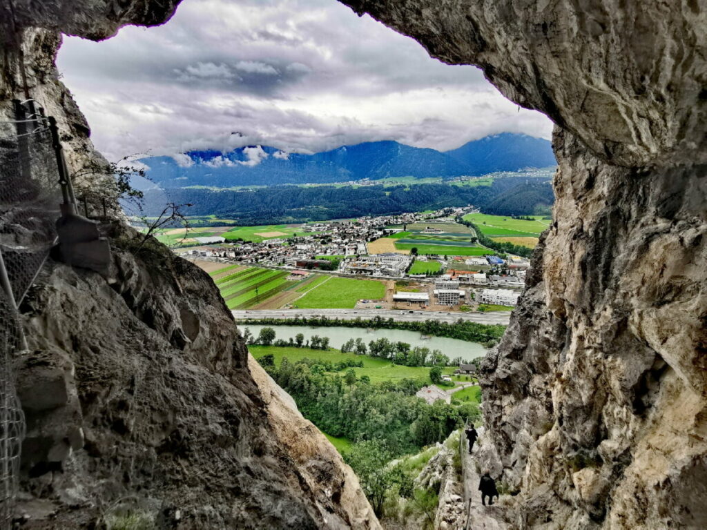 Der Ausblick von der Kaiser Max Grotte - rechts unten im Bild der Wandersteig