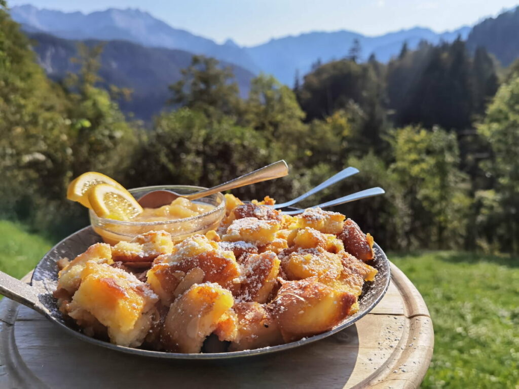 Unser Wanderziel: Kaiserschmarrn Alm mit dem perfekten Kaiserschmarrn und Bergblick