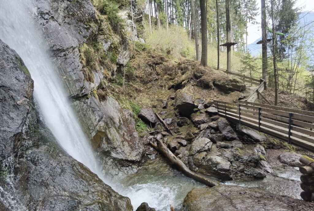 Kaltenbacher Wasserfall im Zillertal - der Wandersteig führt direkt vorbei