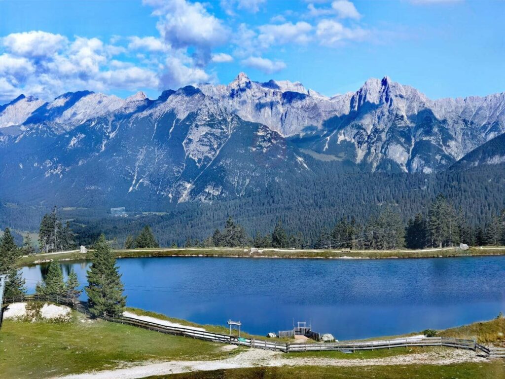 Der Kaltwassersee Seefeld mit Blick auf das Wettersteingebirge