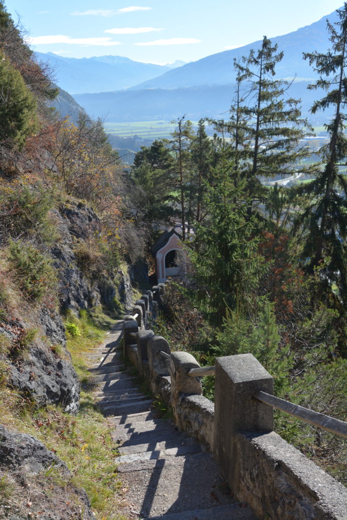 Ausblick vom Kalvarienberg auf den befestigten Weg