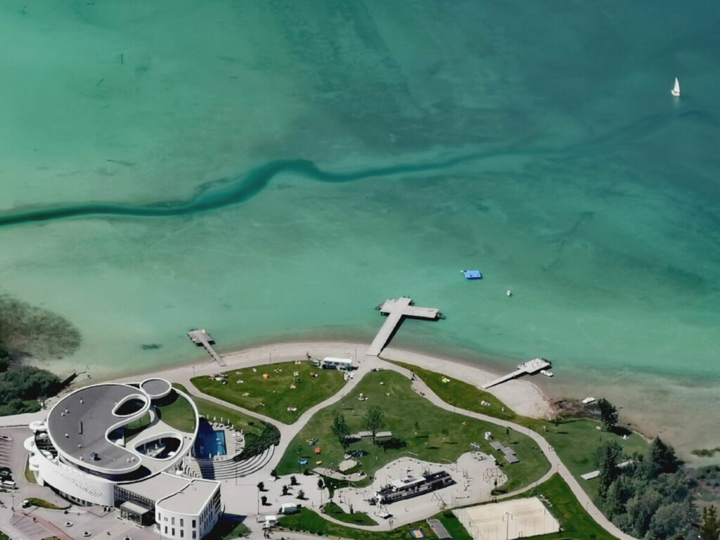 Der Blick vom Durrakreuz auf das Atoll Achensee mit der Tiroler Karibik