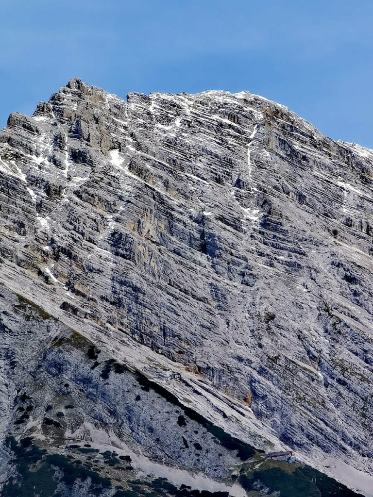 So imposant liegt die Bettelwurfhütte auf dem Karwendel Höhenweg