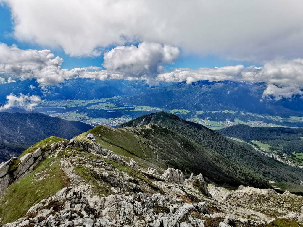 Blick von der Reither Spitze zur Nördlinger Hütte - auf dem Karwendel Höhenweg auf der Reither Spitze 2374 m