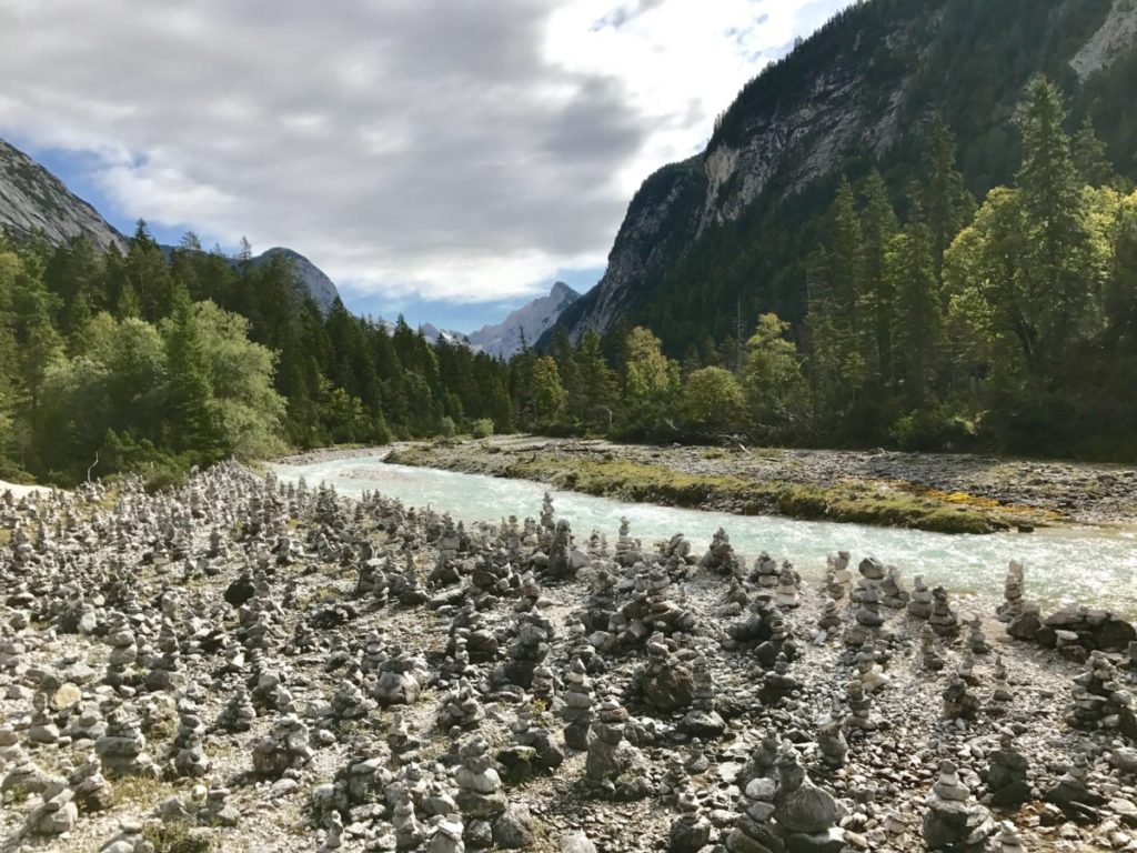 Hunderte Steinmännchen zieren den Weg im Karwendel zum Isarursprung