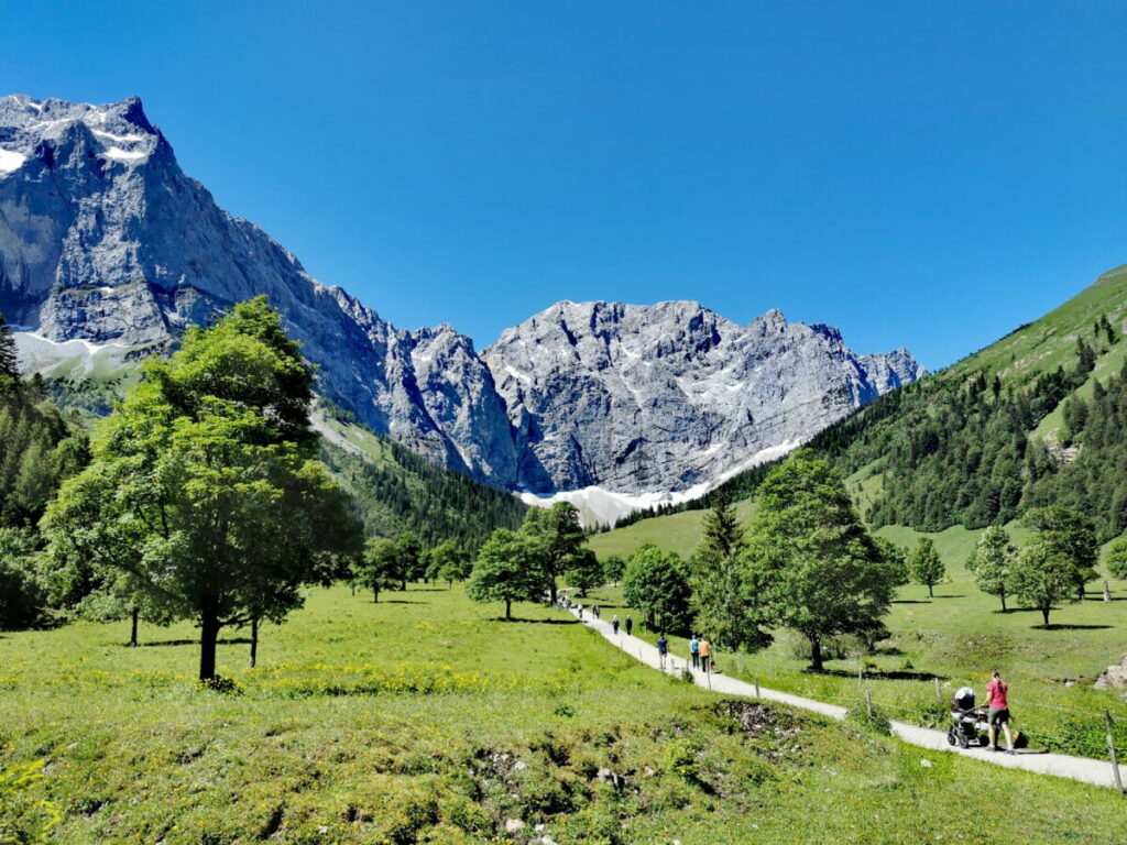 Im Karwendel wandern und in der schönen Landschaft mit den Bergen und Almen entspannen