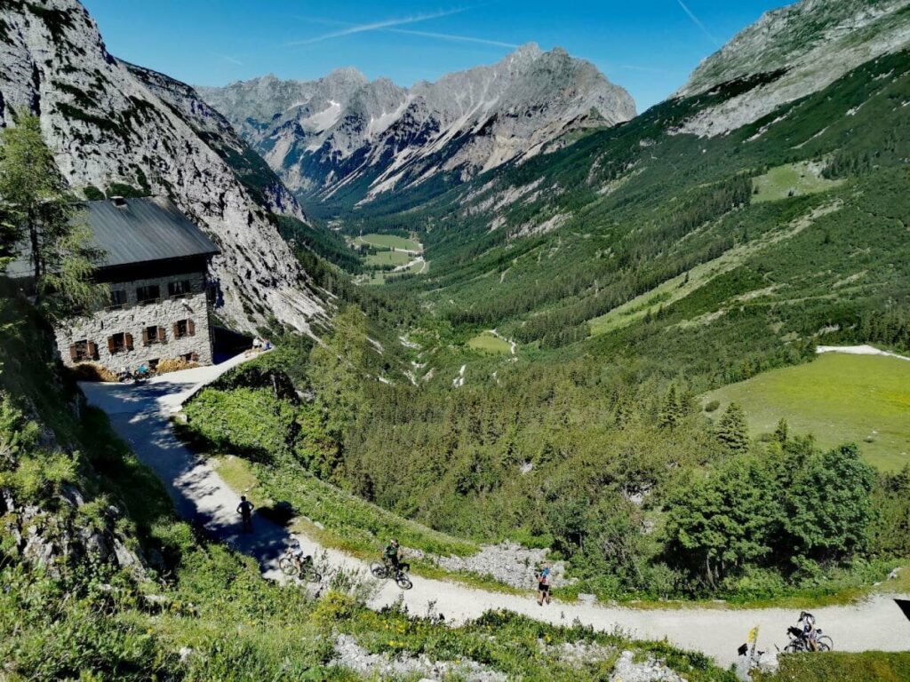 Das Karwendelhaus mit dem Karwendeltal im Karwendelgebirge, Tirol