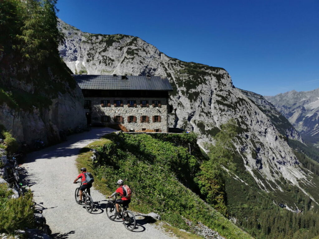 Das bekannte Karwendelhaus rund 40 Höhenmeter unterhalb vom Hochalmsattel