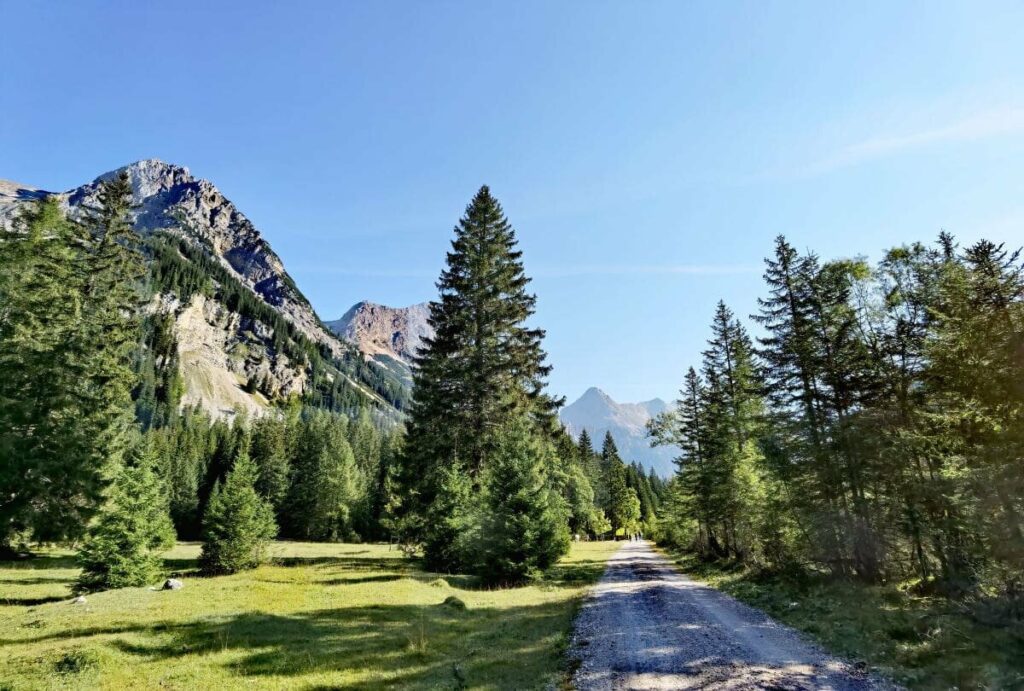  Der geschotterte Weg durch das Karwendeltal - ab Scharnitz ins Karwendel zum Karwendelhaus 