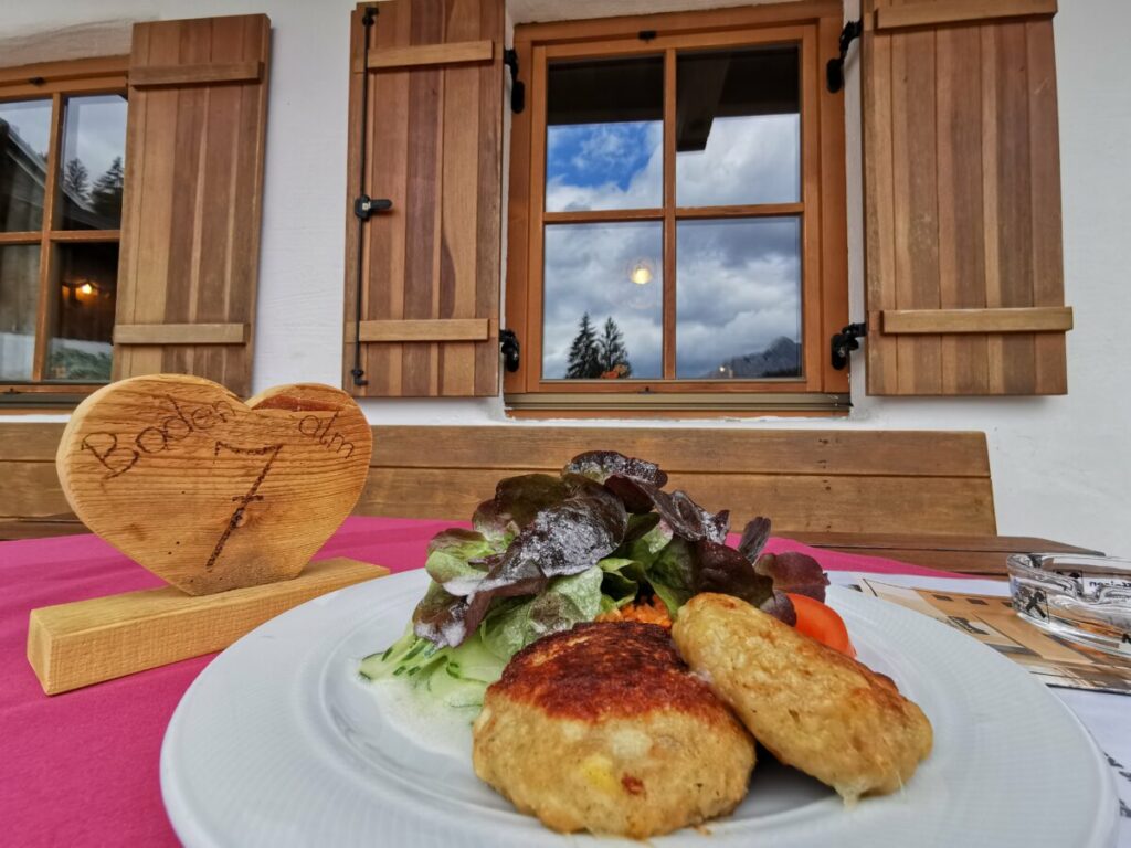 So schauen die selbstgemachten Kaspressknödek auf der Bodenalm in Seefeld aus