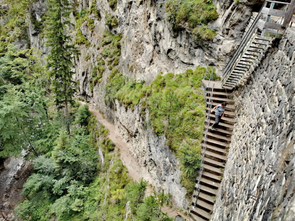 Faszinieren und steil: Der Abstieg über die Treppen in die Ehnbachklamm