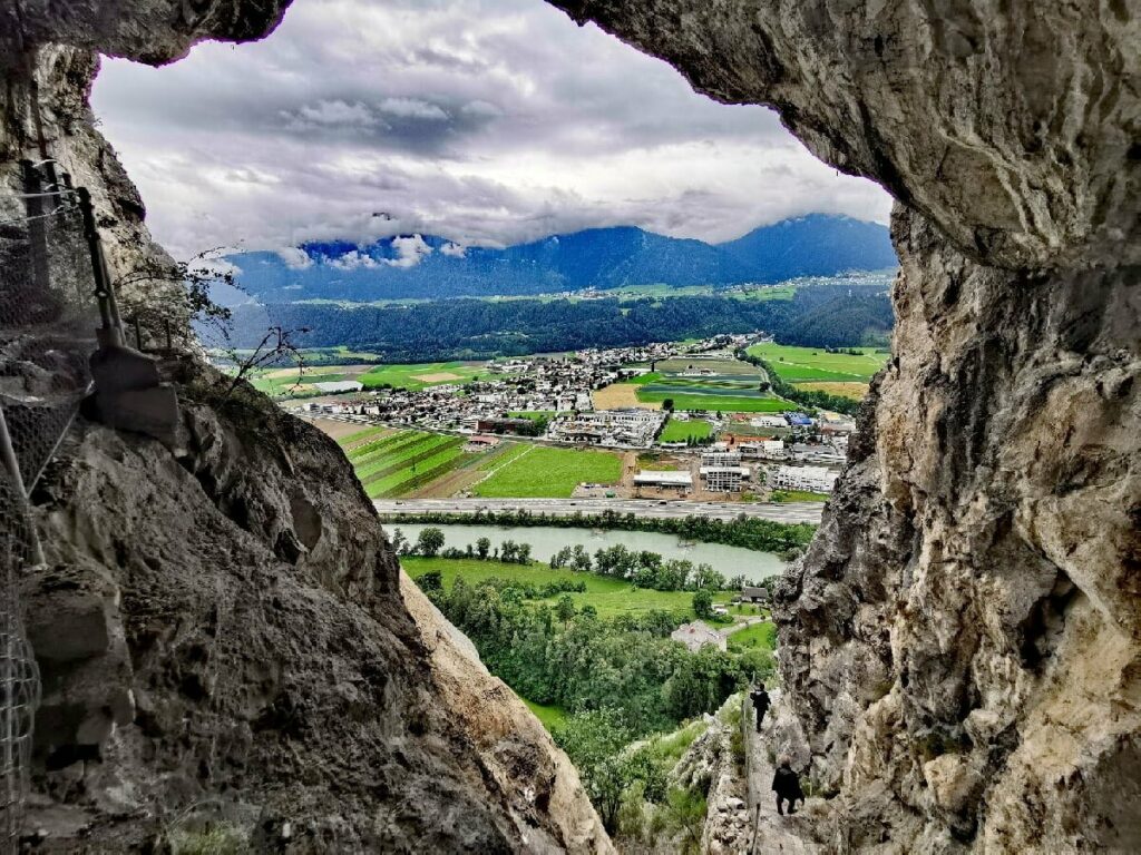 Nach der Klammwanderung lohnt sich die Kaiser Max Grotte - siehst du die beiden Wanderer? So groß ist die Grotte im Karwendel