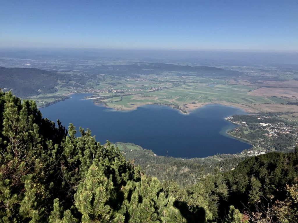 Der tiefblaue Kochelsee in Bayern