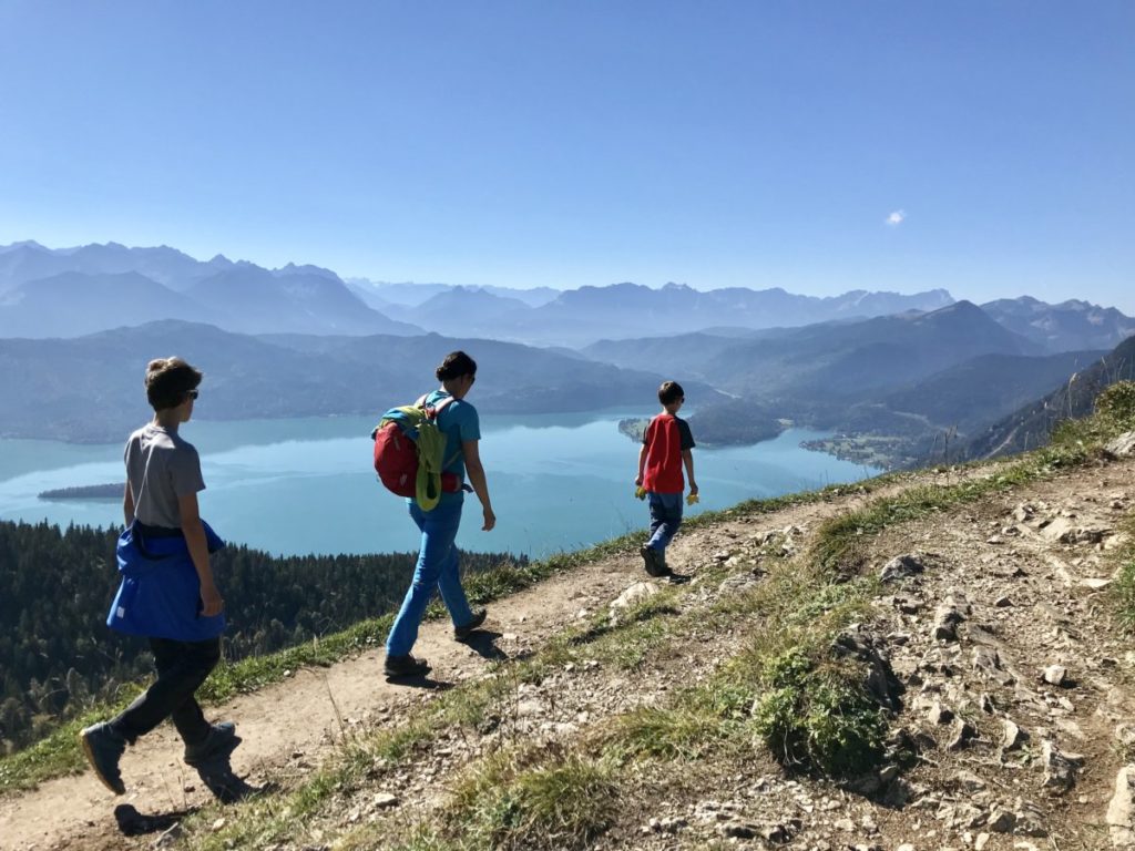 Kochelsee wandern mit Kindern - das ist Blick oben am Gipfel Richtung Walchensee