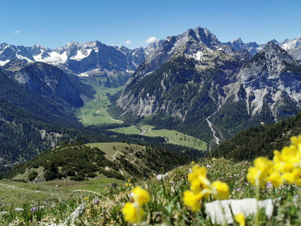 Bis zum Plumsjoch biken und dann auf den Kompar wandern - mit dieser Aussicht!