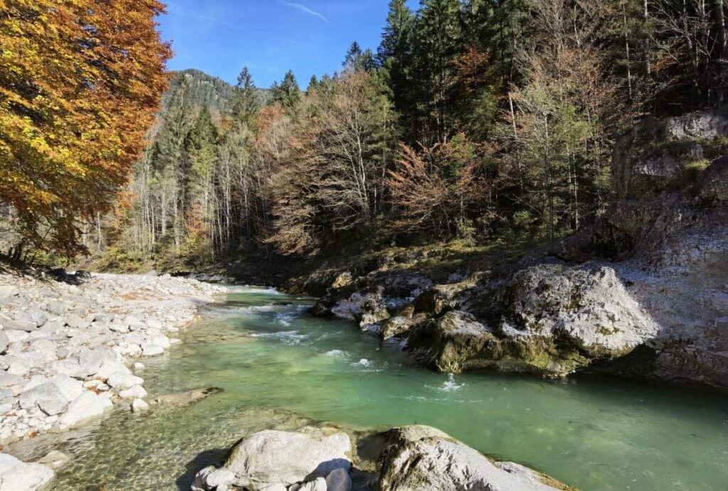 Türkisgrüner Fluß in Kramsach Tirol - die Brandenberger Ache